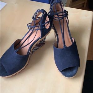 Gently Worn Cabi Isla Wedge Size 8.5M